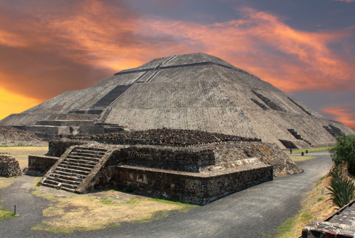Recibe al 2016 en Teotihuacán