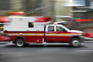 Qué hacer si una ambulancia con la sirena encendida le pega a tu autoº