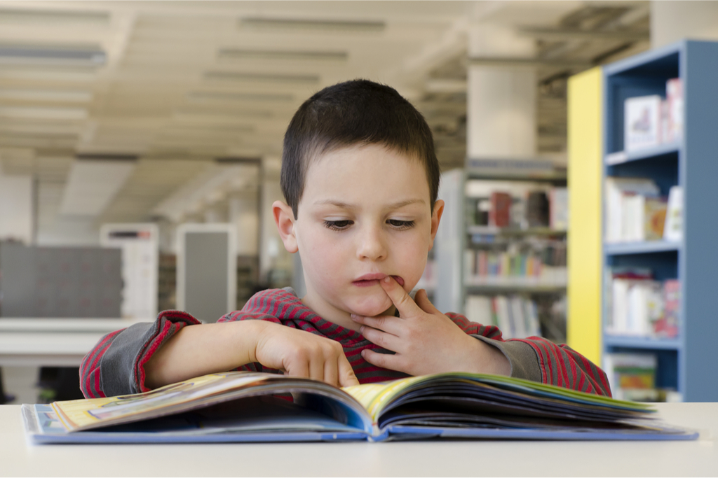 ¿Cómo ayudar a que mi hijo aprenda a leer?