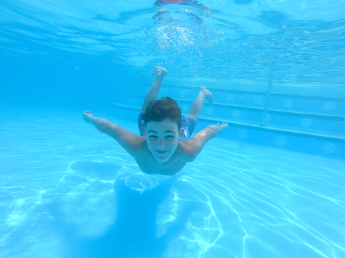 ¿Qué es la otitis del nadador en niños?
