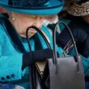 ¿Qué guardaba la reina Isabel II en su bolsa de mano?